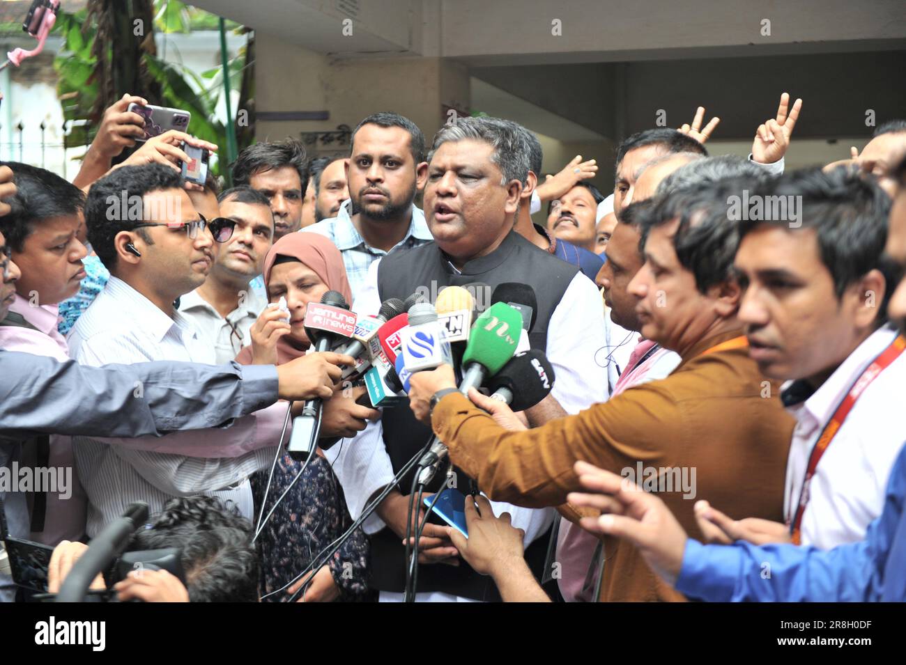 Sylhet, Bangladesch. 21. Juni 2023 Mr. Anwaruzzaman Chowdhury, Kandidat des Bürgermeisters des Boats, hat seine Stimme im Shahjalal Jamia Islamia Kamil Madrasah, Pathantula Center abgegeben. Stockfoto