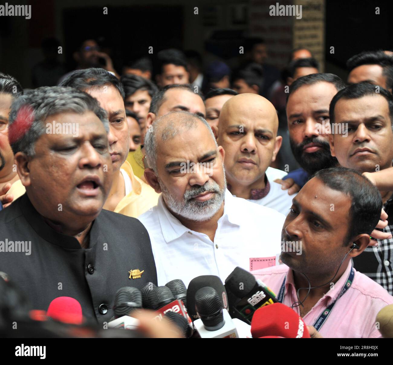 Sylhet, Bangladesch. 21. Juni 2023 Mr. Anwaruzzaman Chowdhury, Kandidat des Bürgermeisters des Boats, hat seine Stimme im Shahjalal Jamia Islamia Kamil Madrasah, Pathantula Center abgegeben. Stockfoto