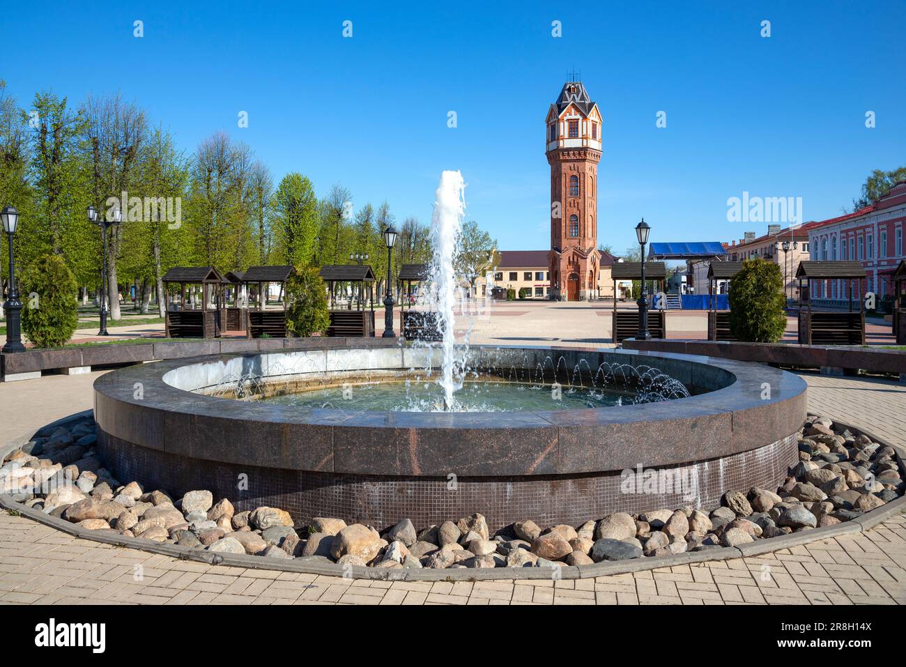 STARAYA RUSSA, RUSSLAND - 07. MAI 2023: Brunnen im Hintergrund eines Wasserturms. Staraya Russa, Russland Stockfoto