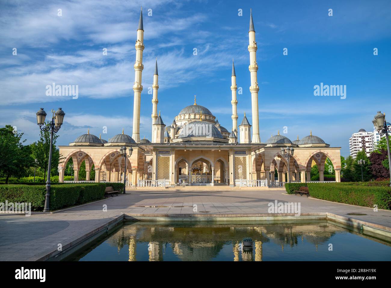 GROSNY, RUSSLAND - 14. JUNI 2023: Blick auf das Herz der Tschetschenien-Moschee mit Reflexion. Grosny, Tschetschenische Republik Stockfoto