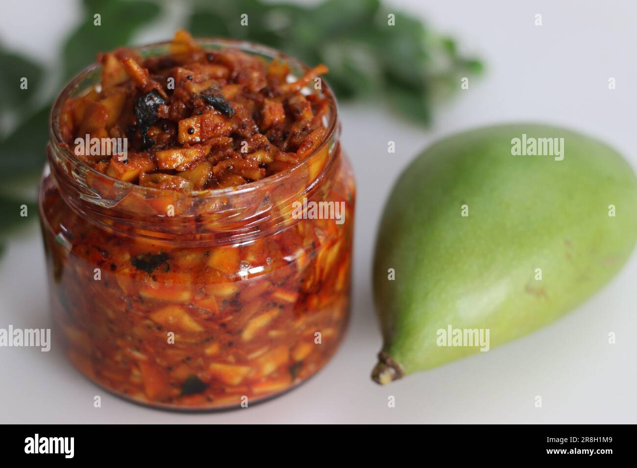 Kadumanga achar. Mango-Gurke im Kerala-Stil aus gehackten, unreifen, rohen Totapuri-Mangos, mit Senfblättern, Curryblättern und Gewürzen. Es ist eine Stockfoto