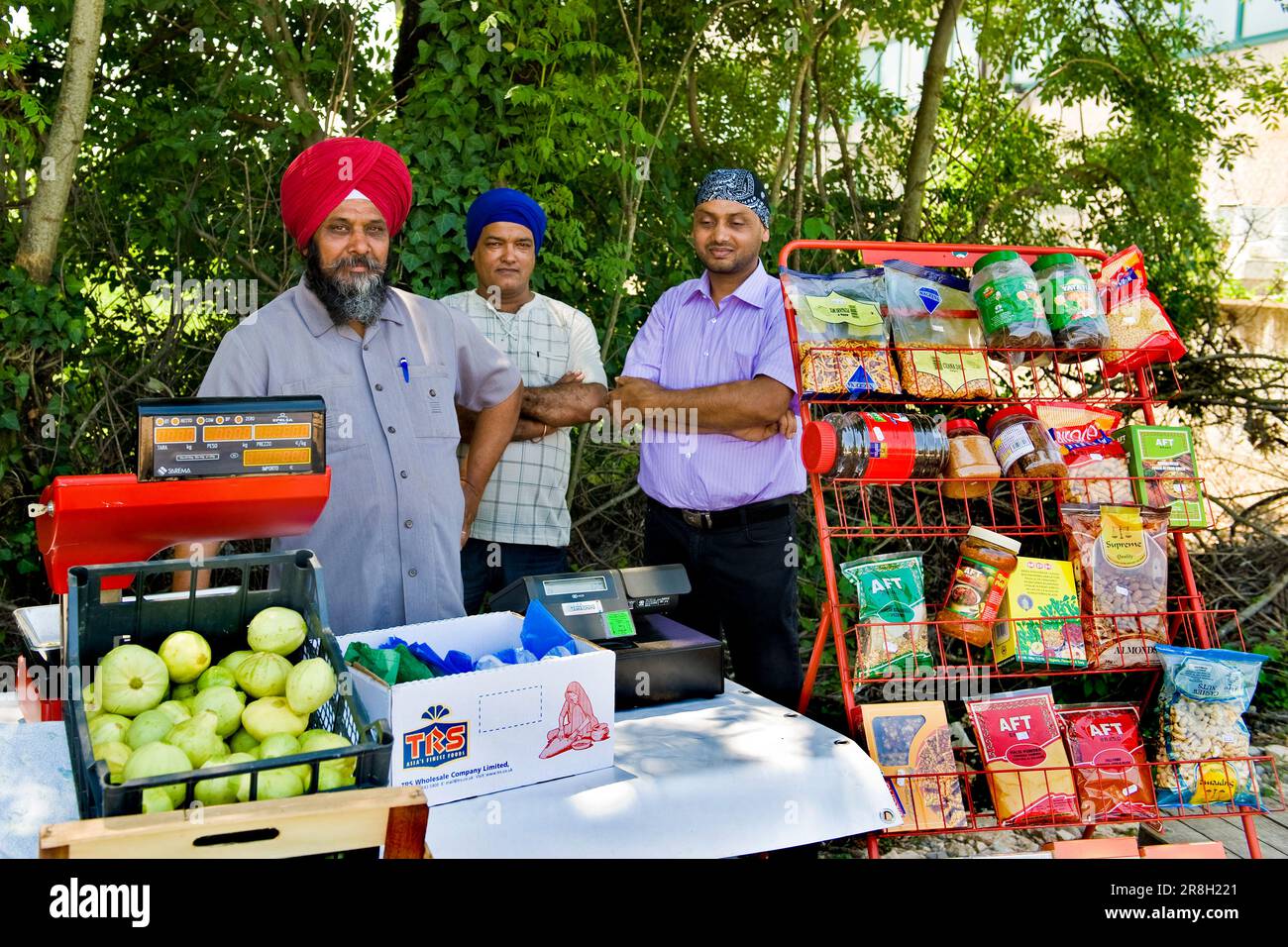 - Die Händler. Sikh-Gemeinde. Sikhdharma Gurdwara Singh Sabha Association. Novellara. Provinz Reggio Emilia. Italien Stockfoto