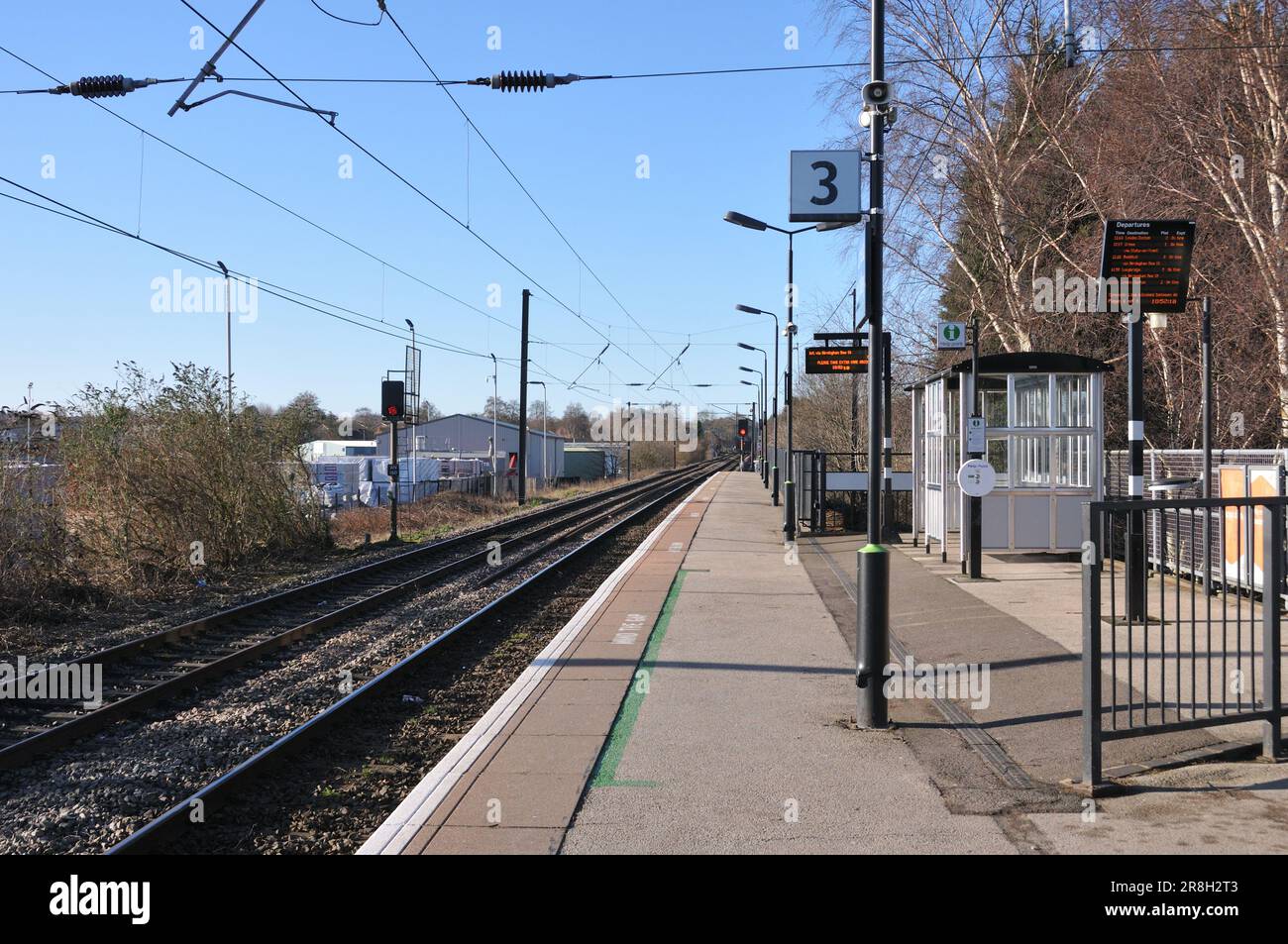 Lichfield Trent Valley High Level Bahnhof Bahnsteig 3 mit Blick auf Lichfield City und Sutton Coldfield Stockfoto