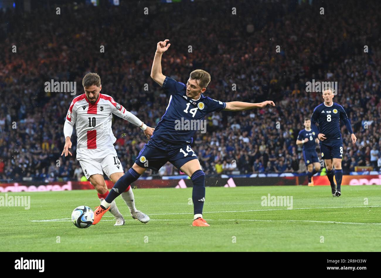 Hampden Park. Glasgow.Scotland, Großbritannien. 20. Juni 2023. Europäische Qualifikation. Schottland gegen Georgien. Schottischer Mittelfeldspieler, Billy Gilmour Tussle mit Mittelfeldspieler, Otar Kiteishvili. Kredit: eric mccowat/Alamy Live News Stockfoto