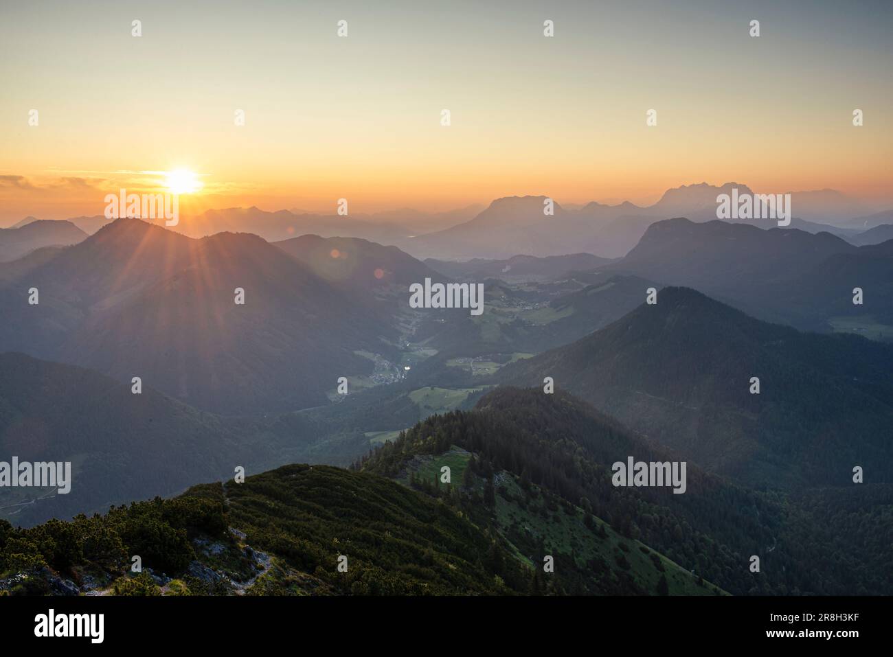 Farbenfroher Sonnenaufgang im Frühling über den Tiroler Alpen mit Thierseetal, Pendling und Kaisergebirge, Tirol, Österreich Stockfoto