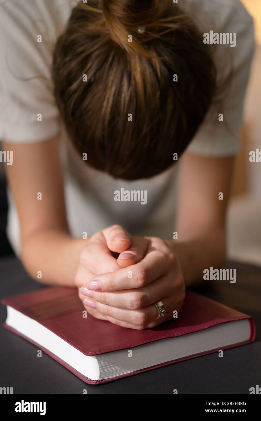 Nahaufnahme Einer Christlichen Frau Hände Auf Der Heiligen Bibel Sind Gebete Und Gebete Stockfoto