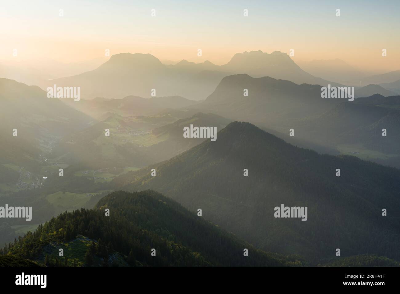 Farbenfroher Sonnenaufgang im Frühling über den Tiroler Alpen mit Thierseetal, Pendling und Kaisergebirge, Tirol, Österreich Stockfoto