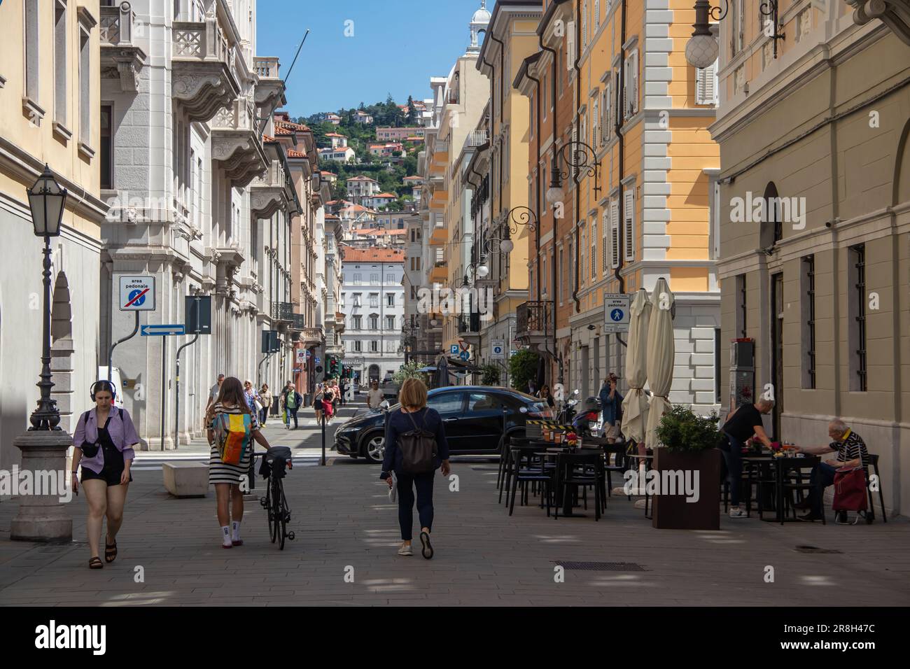 Die Straßen von Triest sind eine fesselnde Mischung aus architektonischem Stil, neoklassizistischem Stil, Jugendstil und vielem mehr. Farbenfrohe Gebäudecafés und Geschäfte Stockfoto