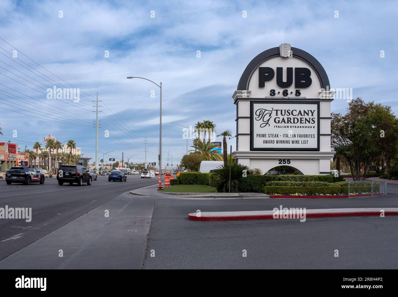 Blick auf die Flamingo Road, ein großes Schild für Pub 365 und Tuscany Gardens in den Tuscany Suites und Casino, Las Vegas, Nevada, USA. Stockfoto