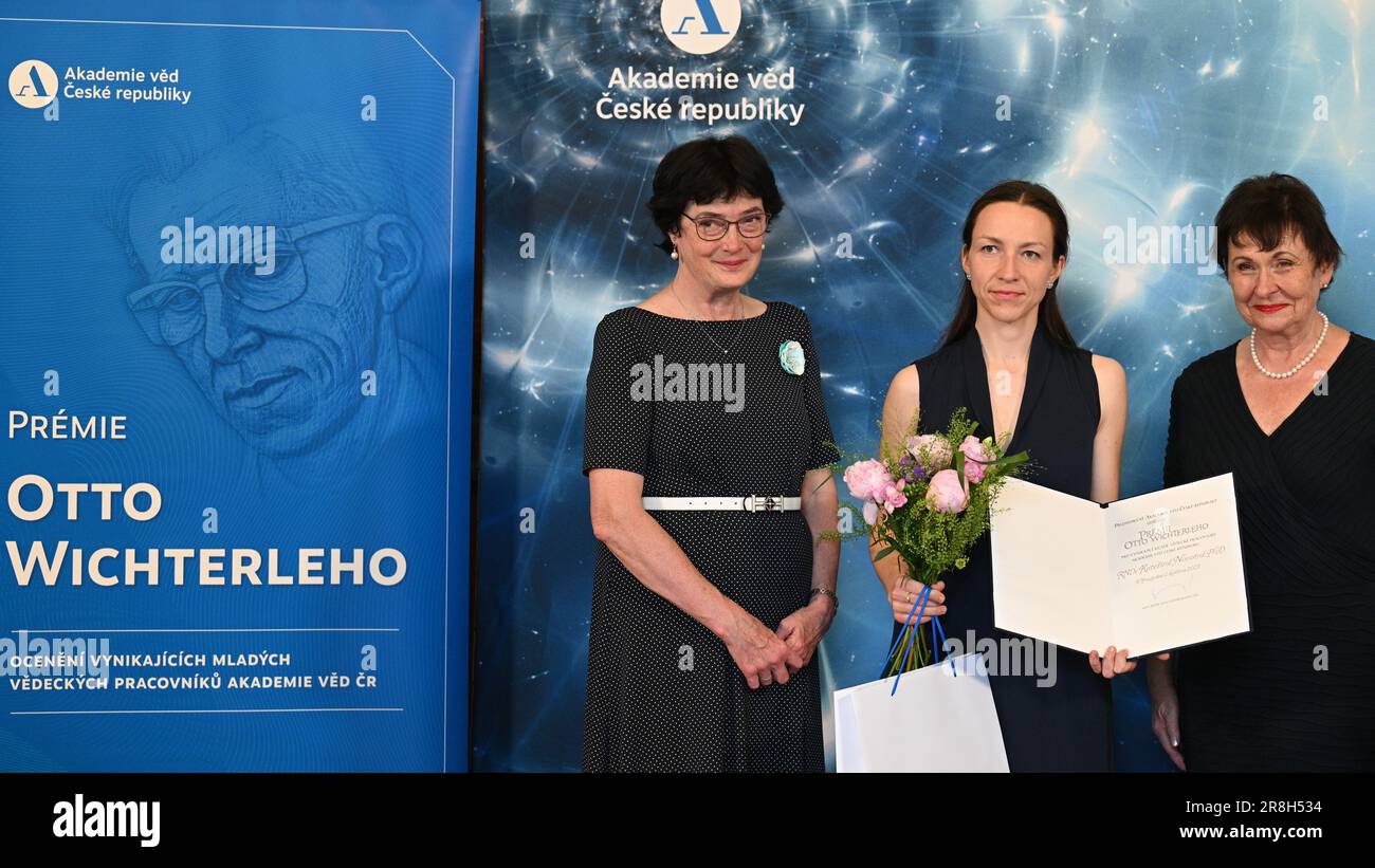 Prag, Tschechische Republik. 21. Juni 2023. Katerina Novotna vom Institut für Hydrodynamik der Tschechischen Akademie der Wissenschaften, Zentrum, erhielt den Otto-Wichterle-Preis für junge wissenschaftliche Talente vom Präsidenten der Akademie der Wissenschaften Eva Zazimalova, Left, in Prag, Tschechische Republik, Juni 21. 2023. Rechts ist die Vizepräsidentin und Vorstandsmitglied des Akademischen Rates der Akademie der Wissenschaften Ilona Mullerova. Kredit: Michal Kamaryt/CTK Photo/Alamy Live News Stockfoto