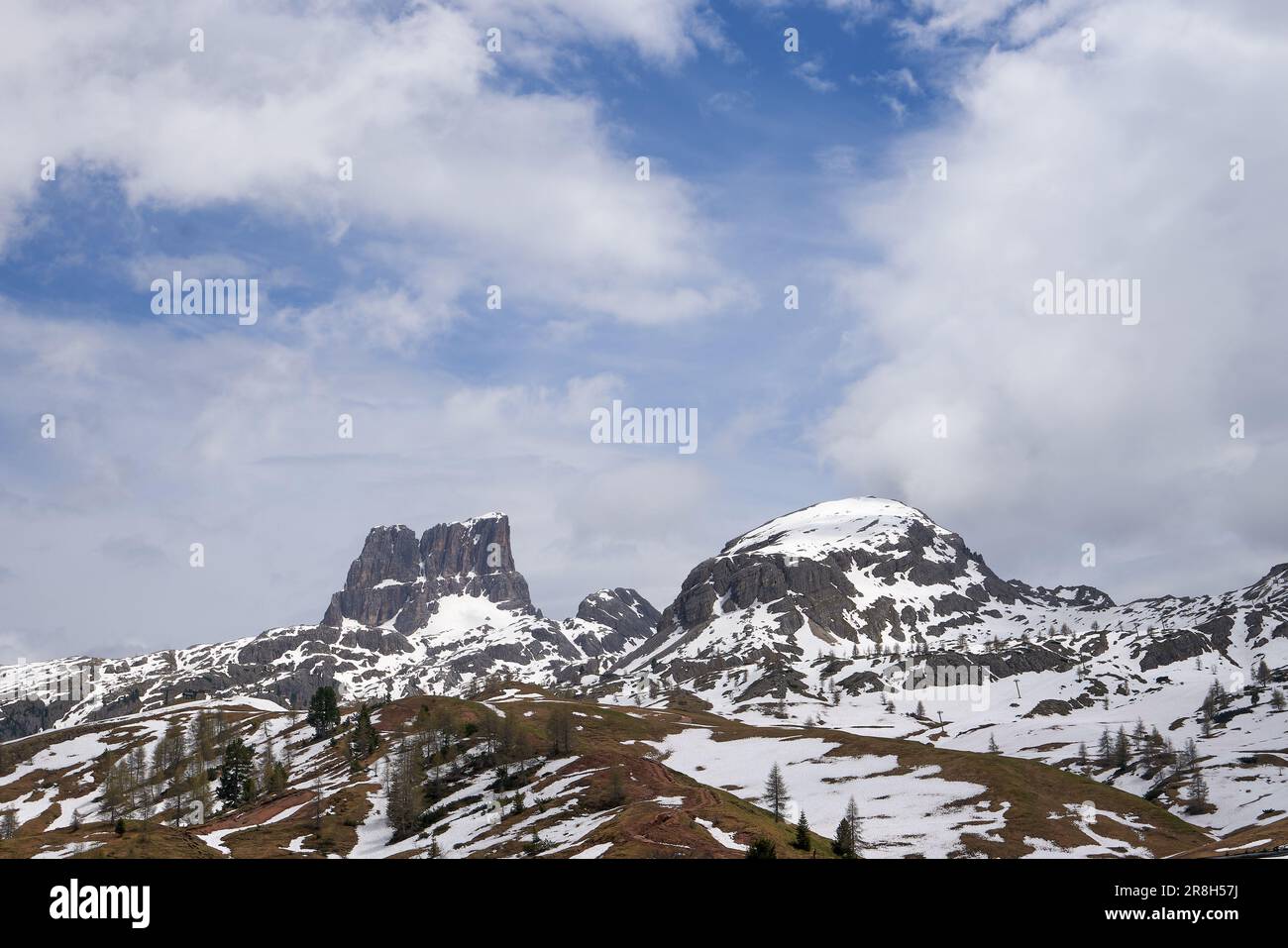 Der Berg Averau, umgeben von Kiefern und anderen Bergen in den italienischen Dolomiten. Stockfoto