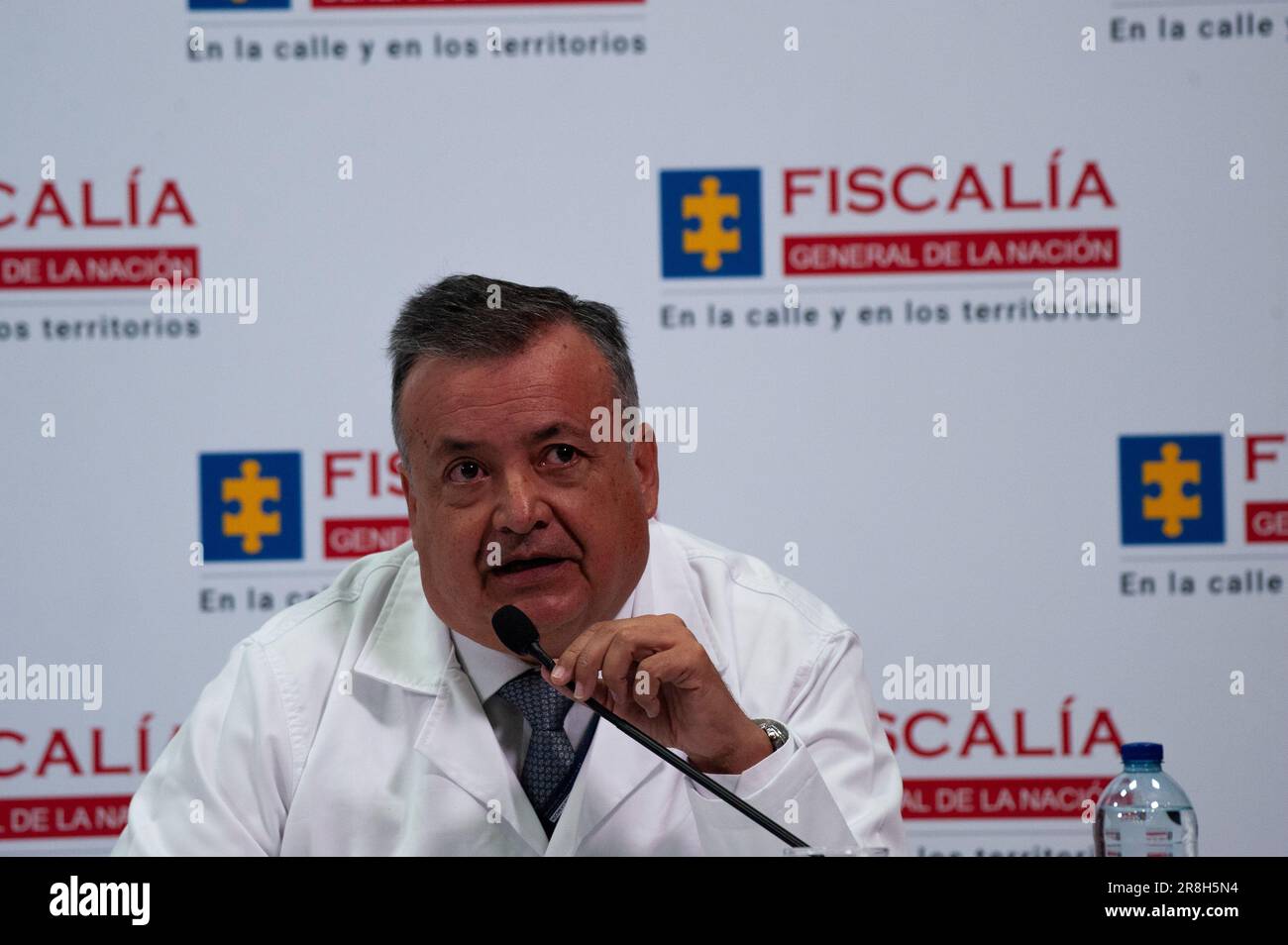 Bogota, Kolumbien. 21. Juni 2023. Der Gerichtsmediziner Jorge Eduardo Paredes bietet eine Pressekonferenz an, in der er verkündet, dass Oberstleutnant Oscar Davila am 21. Juni 2023 in Bogota, Kolumbien, Selbstmord begangen hat. Foto von: Chepa Beltran/Long Visual Press Credit: Long Visual Press/Alamy Live News Stockfoto