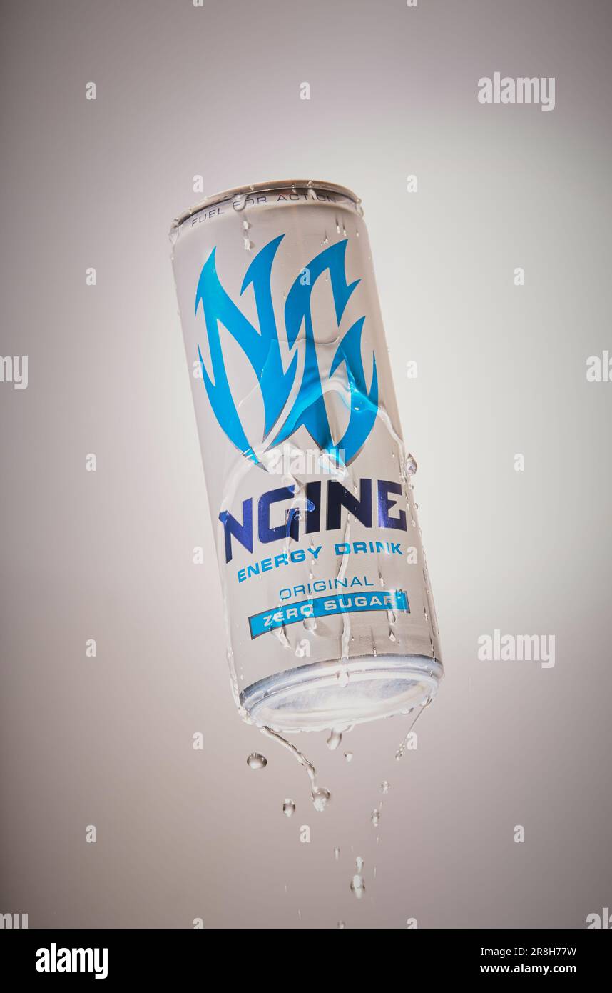 Mansfield, Nottingham, Großbritannien: Studio-Produktbild einer Dose NGINE Energy Drink mit Wasser darüber. Stockfoto