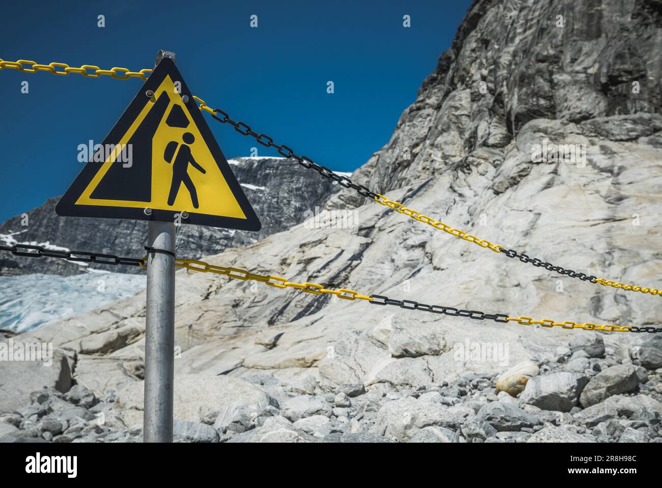 Gelbes Warnschild Für Falling Rocks Mountains Trail. Norwegischer Weg. Stockfoto