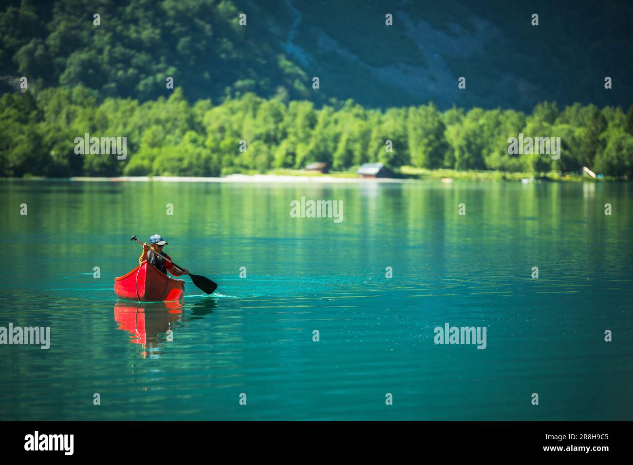 Weißer Mann im Red Canoe Crossing Glacial Lake in Norwegen. Genießen Sie Den Sonnigen Norwegischen Tag. Stockfoto