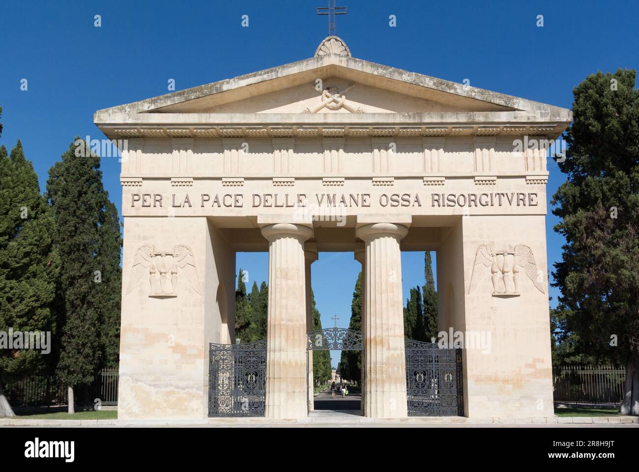 Lecce, Italien, Innenhof mit Bögen und Säulen von Santi Nicolo e Cataldo, (auf Italienisch, Chiesa dei Santi Niccolò e Cataldo) Stockfoto