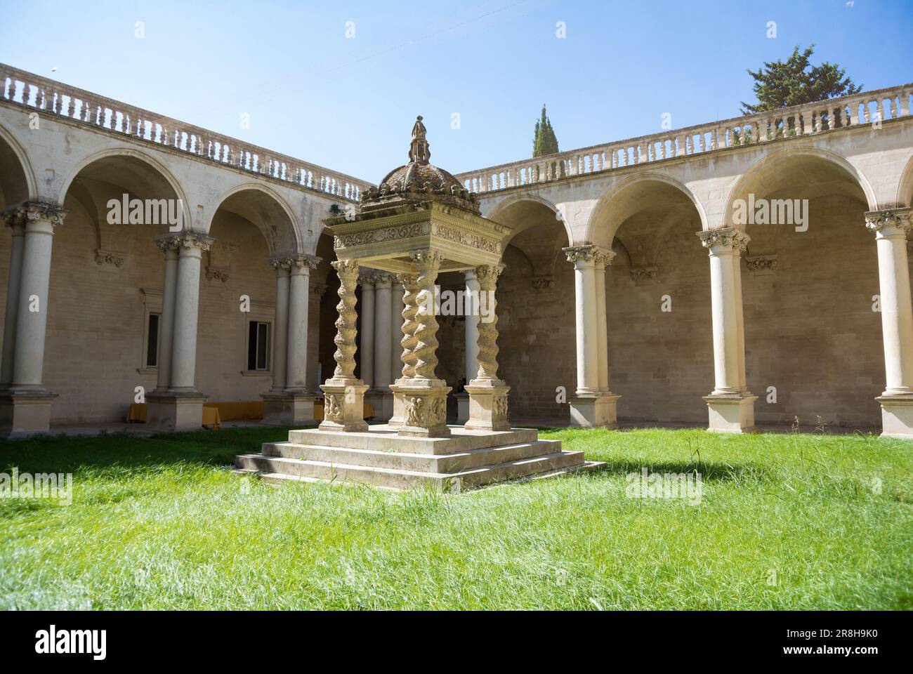 Lecce, Italien, Innenhof mit Bögen und Säulen von Santi Nicolo e Cataldo, (auf Italienisch, Chiesa dei Santi Niccolò e Cataldo) Stockfoto