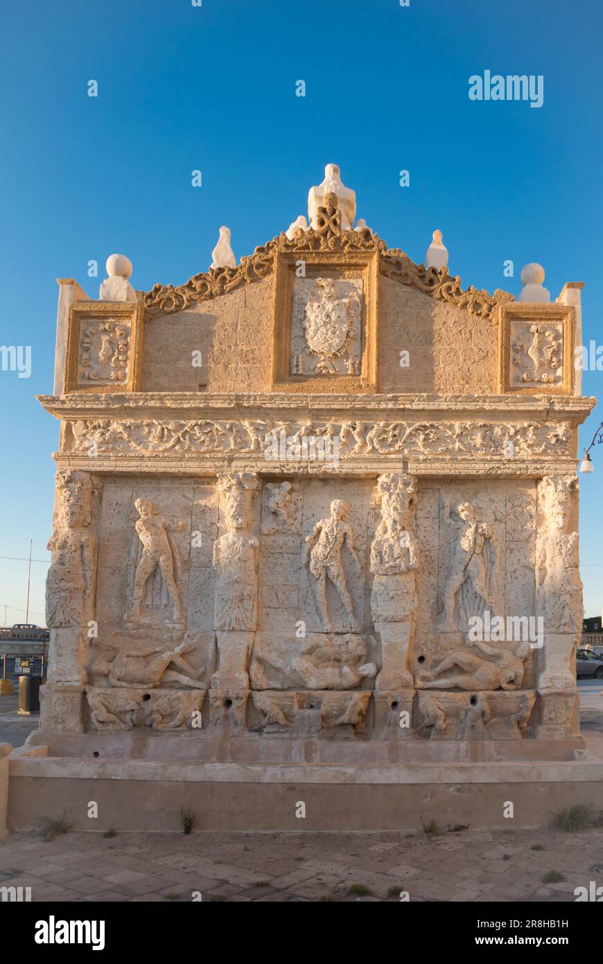 Gallipoli, Provinz Lecce, Italien, die Fassade des griechischen Brunnens (auf italienisch Fontana Greca) in Gallipoli Stockfoto