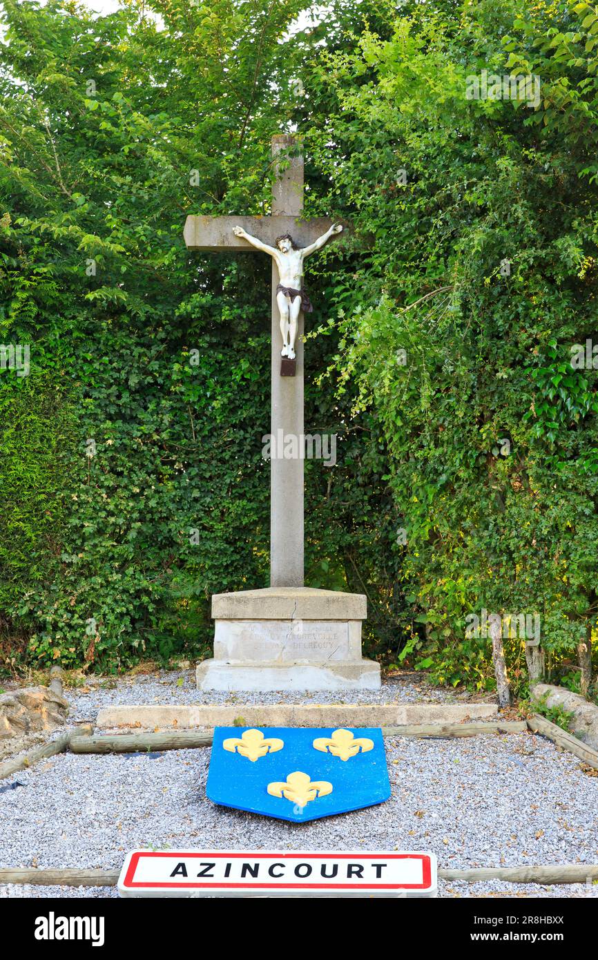 Die Silhouette eines mittelalterlichen Soldaten mit Glaive in der Nähe des Schlachtfeldes der Schlacht von Agincourt (1415) in Maiconcelle (Pas-de-Calais), Frankreich Stockfoto