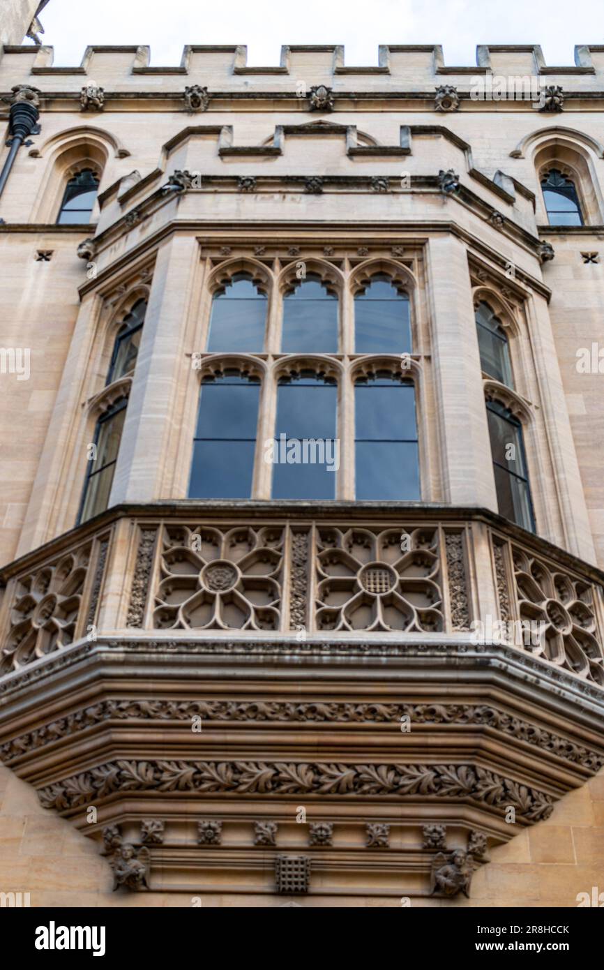 Ein kunstvoll verziertes Steinfenster an der University of Cambridge, Großbritannien Stockfoto