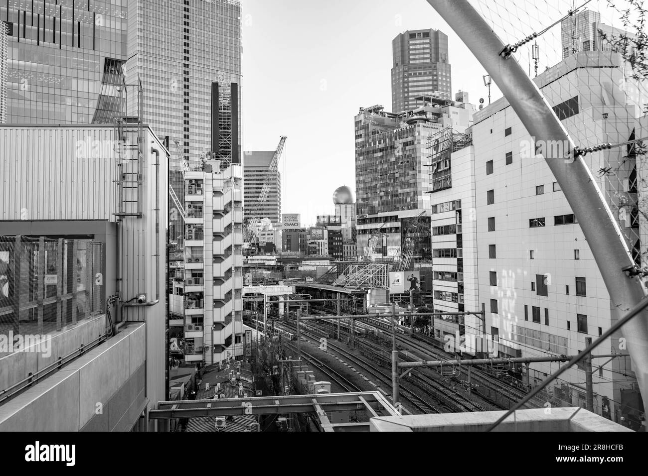 Tokio, Japan. 3. März 2023. Das Viadukt JR East zwischen dem Bahnhof Shibuya und dem Bahnhof Harajuku. Der Bahnhof JR East Shibuya wurde im Rahmen der gewerblichen Immobilienentwicklung durch die Eisenbahnunternehmen und die Tokyu Corporation umfassend renoviert. Ein Beispiel hierfür ist der Bau des Shibuya Scramble Square. Vor kurzem wurde die Yamanote-Linie, die verkehrsreichste Pendlerstrecke im Großraum Tokio, für eine Woche in eine Richtung geschlossen, um die Gleise zu verschieben und die Bahnsteige am Bahnhof Shibuya neu zu lokalisieren. Der Bahnhof ist ein wichtiges Ziel für Touristen und Transfers. Stockfoto