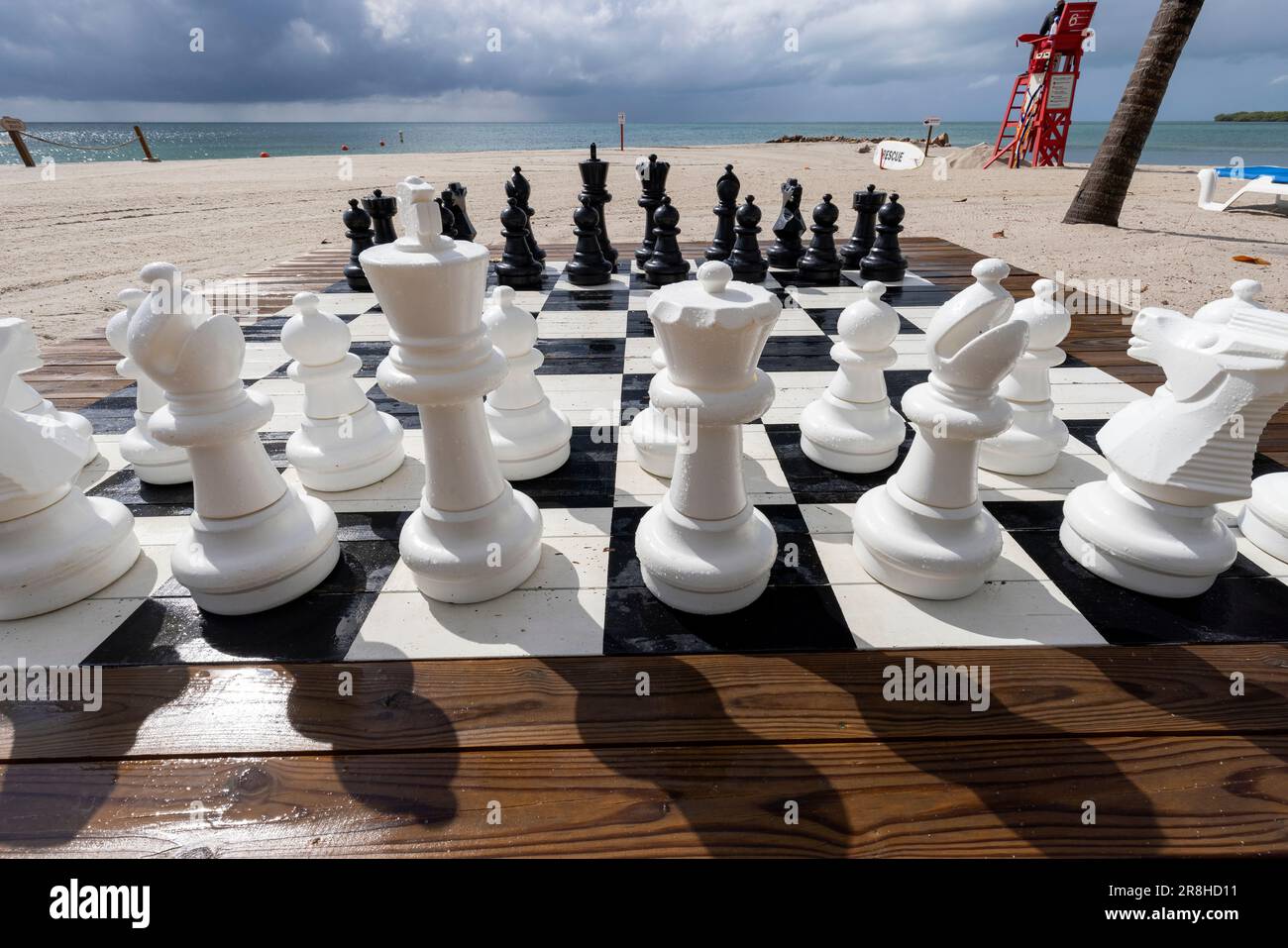 Riesiges Schachspiel im Freien auf Harvest Caye - private Insel im Besitz der Norwegian Cruise Line in Belize Stockfoto