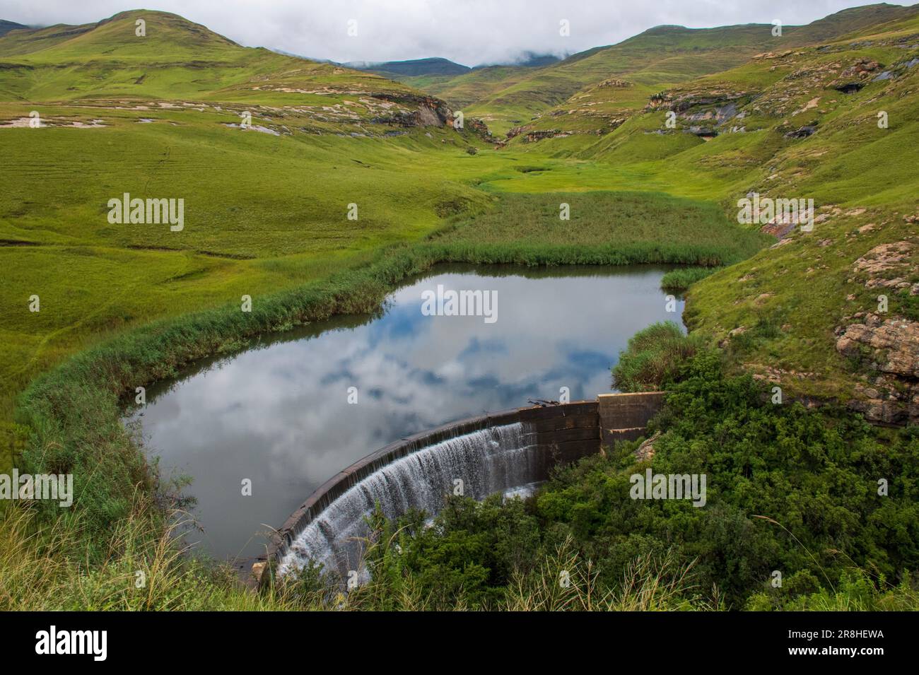 Richtung Maluti-Gebirge. Blick über den Langtoon-Staudamm in Richtung der Maluti-Berge in Lesotho. Stockfoto