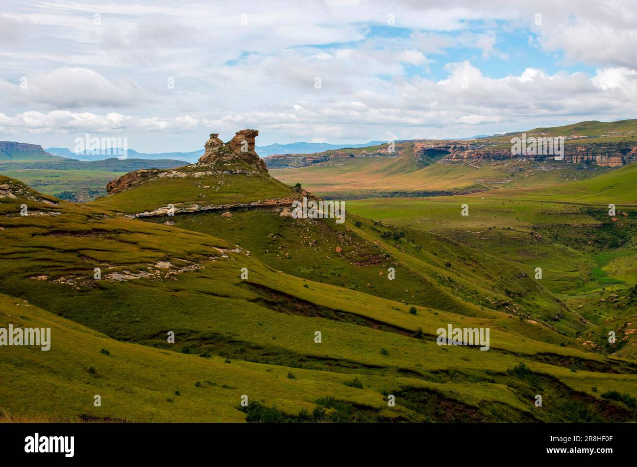 Wächter-Rock. Blick über das Tal von der Blesbok Loop in Richtung der fernen Maluti Berge in Lesotho. Stockfoto