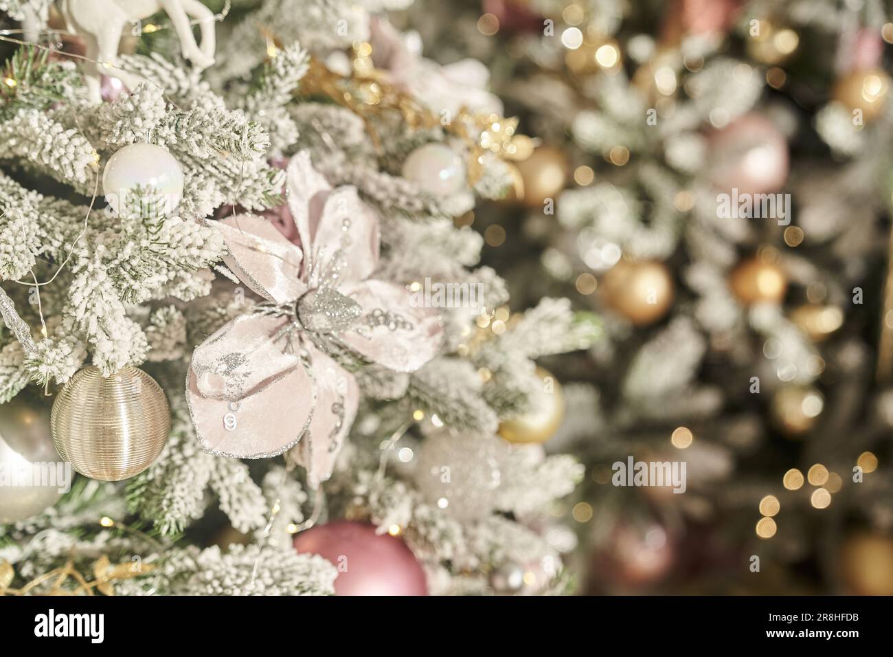 Hintergrund von Weihnachten und Neujahr. Ein prächtiger Weihnachtsbaum. Spielzeug, das an einem Band hängt. Eine helle, festliche Komposition im Winter. Grußkarte mit Kopierbereich. Hochwertiges Foto Stockfoto