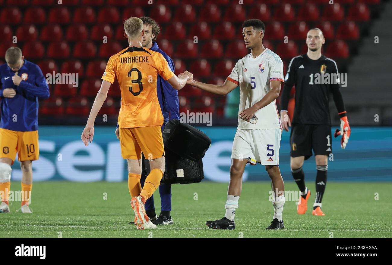 Tiflis, Georgia. 21. Juni 2023. Jan-Paul Van Hecke von Jong Oranje und Koni De Winter von Belgien wurden nach dem ersten Spiel der Gruppenphase (Gruppe A) zwischen Belgien und den Niederlanden bei der UEFA-Europameisterschaft Under21 in Tiflis (Georgien) am Mittwoch, den 21. Juni 2023, abgebildet. Die UEFA-Europameisterschaft Under21 findet vom 21. Juni bis zum 08. Juli in Georgien und Rumänien statt. BELGA FOTO BRUNO FAHY Kredit: Belga News Agency/Alamy Live News Stockfoto