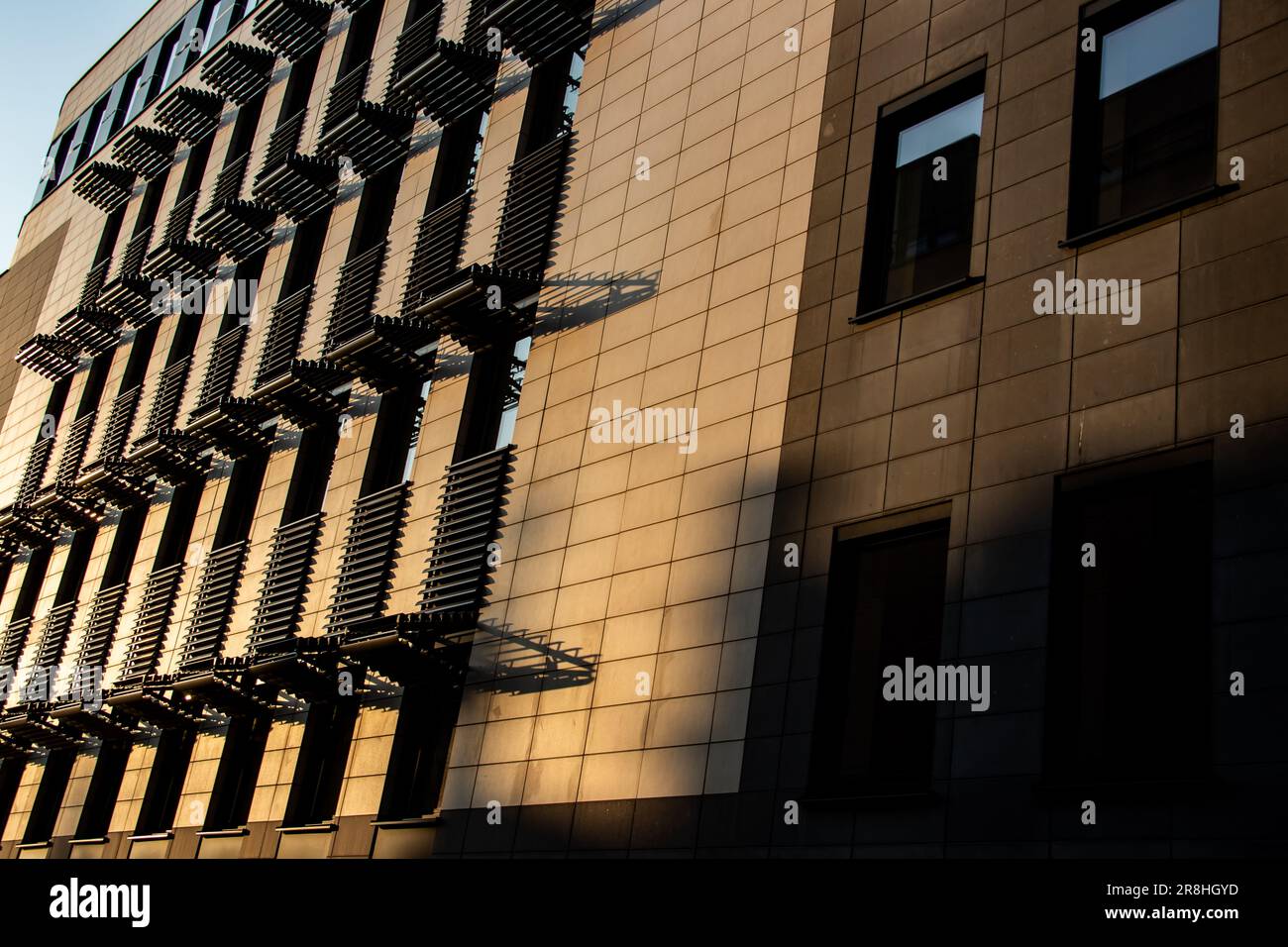 Modernes, frisch gebautes städtisches Gebäude, kombiniert Stahl mit Glas und Beton, Innenstadt von Belgrad, Serbien Stockfoto