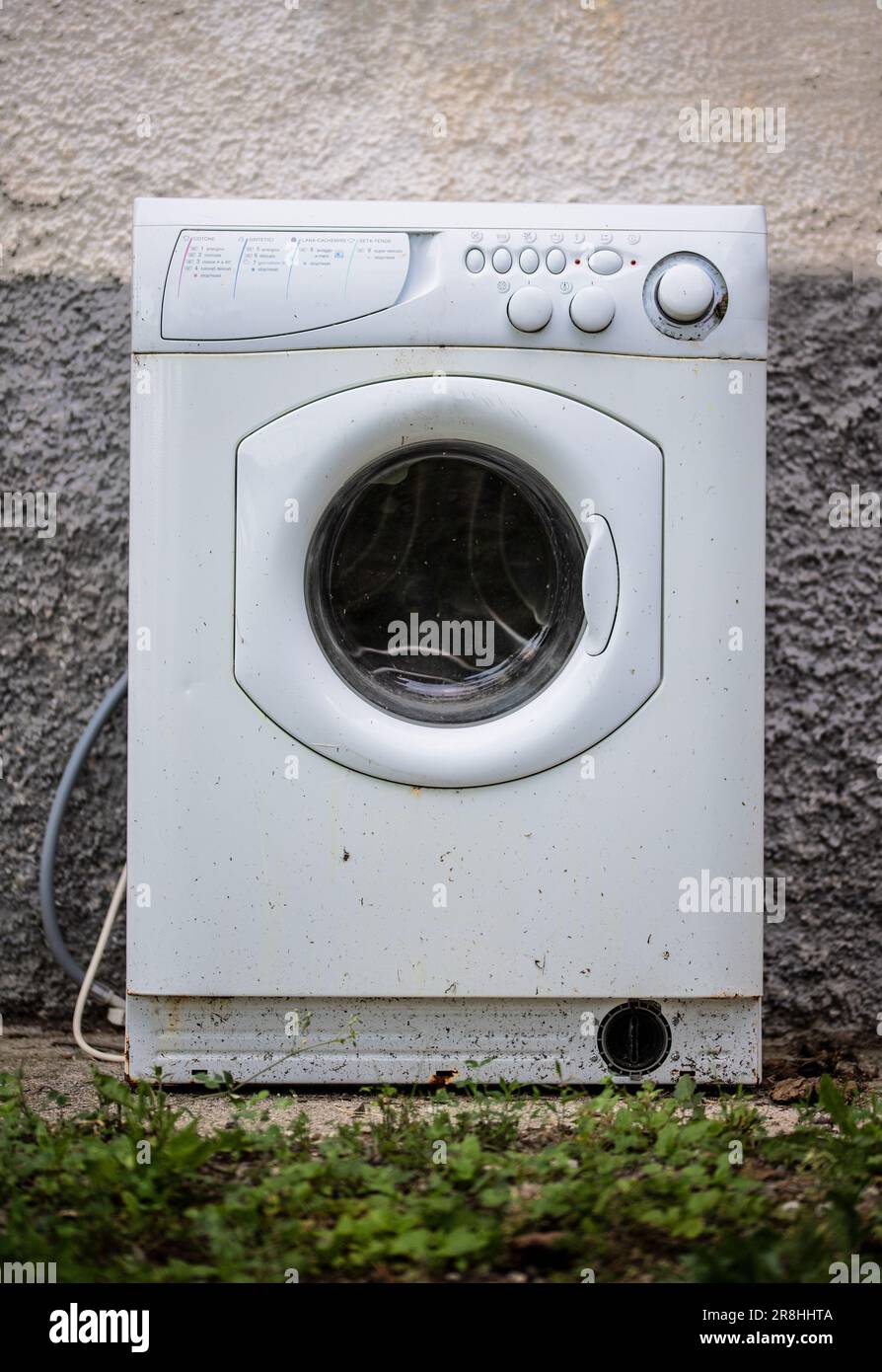 Alte verlassene Waschmaschine mitten auf der Straße Stockfoto