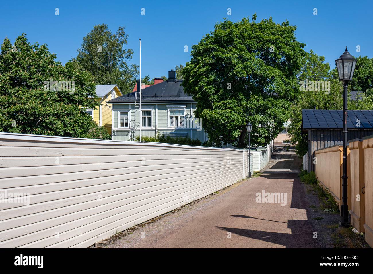 Enge unbefestigte Straße in Barckens udde, der Altstadt von Tammisaari/Ekenäs, Finnland Stockfoto