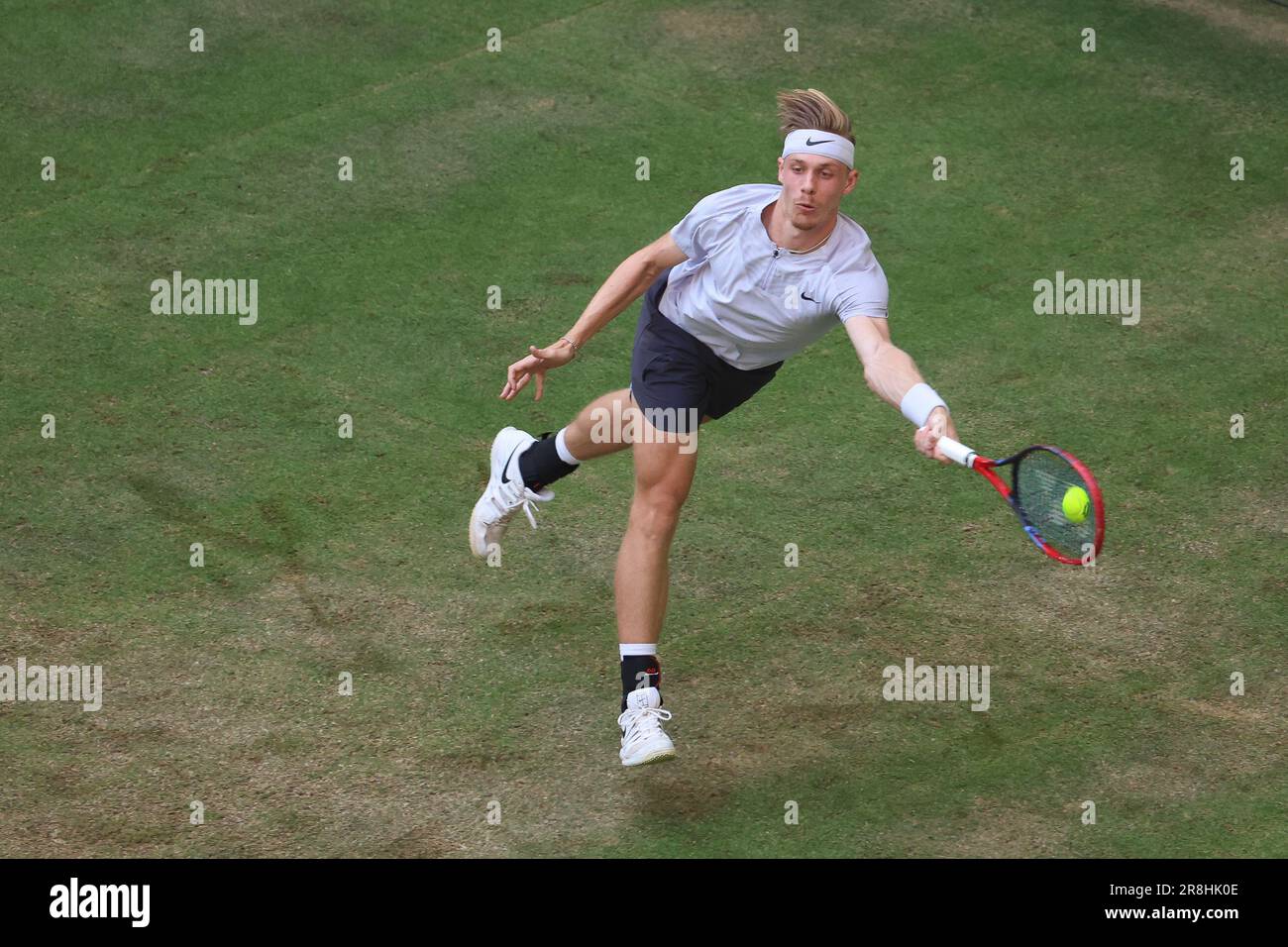 Halle, Deutschland. 21. Juni 2023. Tennis: ATP Tour Singles, Männer, Runde 16, Zverev (Deutschland) - Shapovalov (Kanada). Denis Shapovalov spielt einen Vorgänger. Kredit: Friso Gentsch/dpa/Alamy Live News Stockfoto