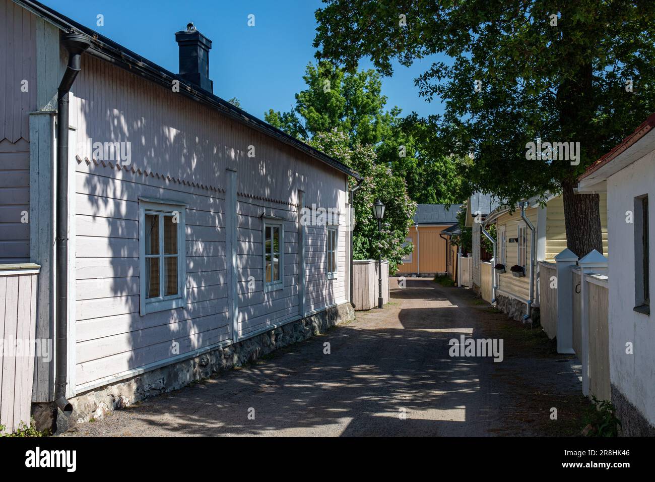 Malerischer Blick auf die enge, unbefestigte Straße Liinakankurinkatu (Linvävaregatan) an einem sonnigen Sommertag in Barckens udde, Tammisaari (Ekenäs), Finnland Stockfoto