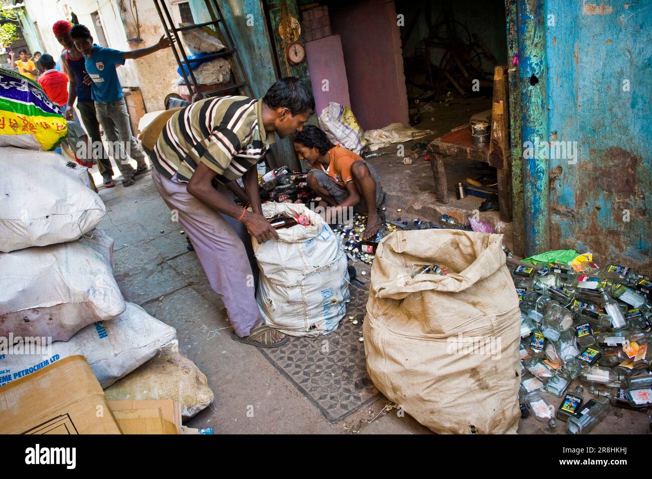 Altglas. Das tägliche Leben im Slum bei Colaba. Mumbai. Indien Stockfoto