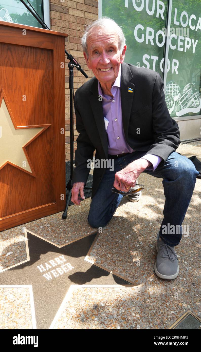 University City, Usa. 21. Juni 2023. Der Bildhauer Harry Weber kniet in der Nähe seines Sterns, nachdem er die Ehre auf der St. Louis Walk of Fame in University City, Missouri, am Mittwoch, den 21. Juni 2023. Webers Arbeit umfasst über 150 große, in Auftrag gegebene Skulpturen, die in 20 Staaten, der Karibik, China und Afrika öffentlich gesehen werden. Foto: Bill Greenblatt/UPI Credit: UPI/Alamy Live News Stockfoto