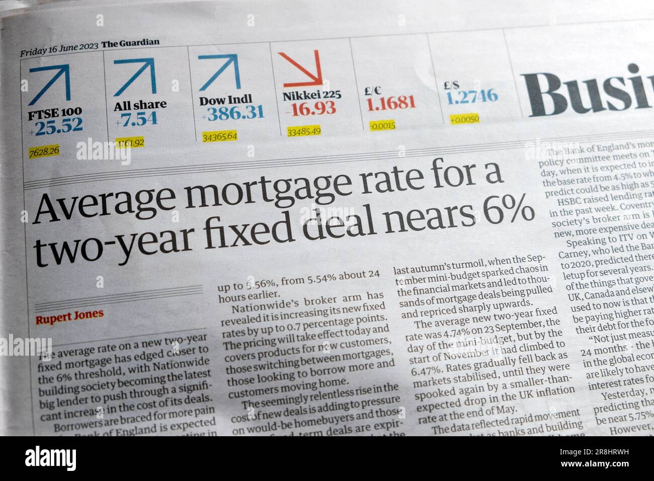 „Durchschnittliche Hypothekenzinsen für einen festen Abschluss über zwei Jahre nähern sich 6 %“ Schlagzeile der Zeitung Guardian Business Artikel 16. Juni 2023 London UK Großbritannien Stockfoto
