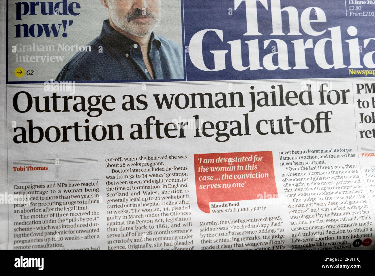 "Empörung als Frau, die wegen Abtreibung nach gesetzlicher Begrenzung ins Gefängnis kam" Titelblatt Guardian Schlagzeile Artikel 13 Juni 2023 London England UK Stockfoto