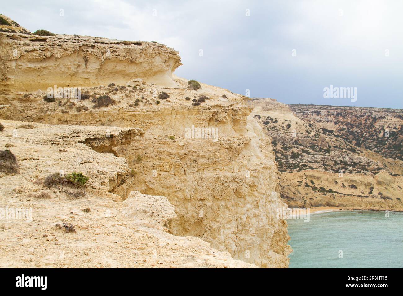 Kalksteinklippen an der Mittelmeerküste Kretas, Griechenland Stockfoto