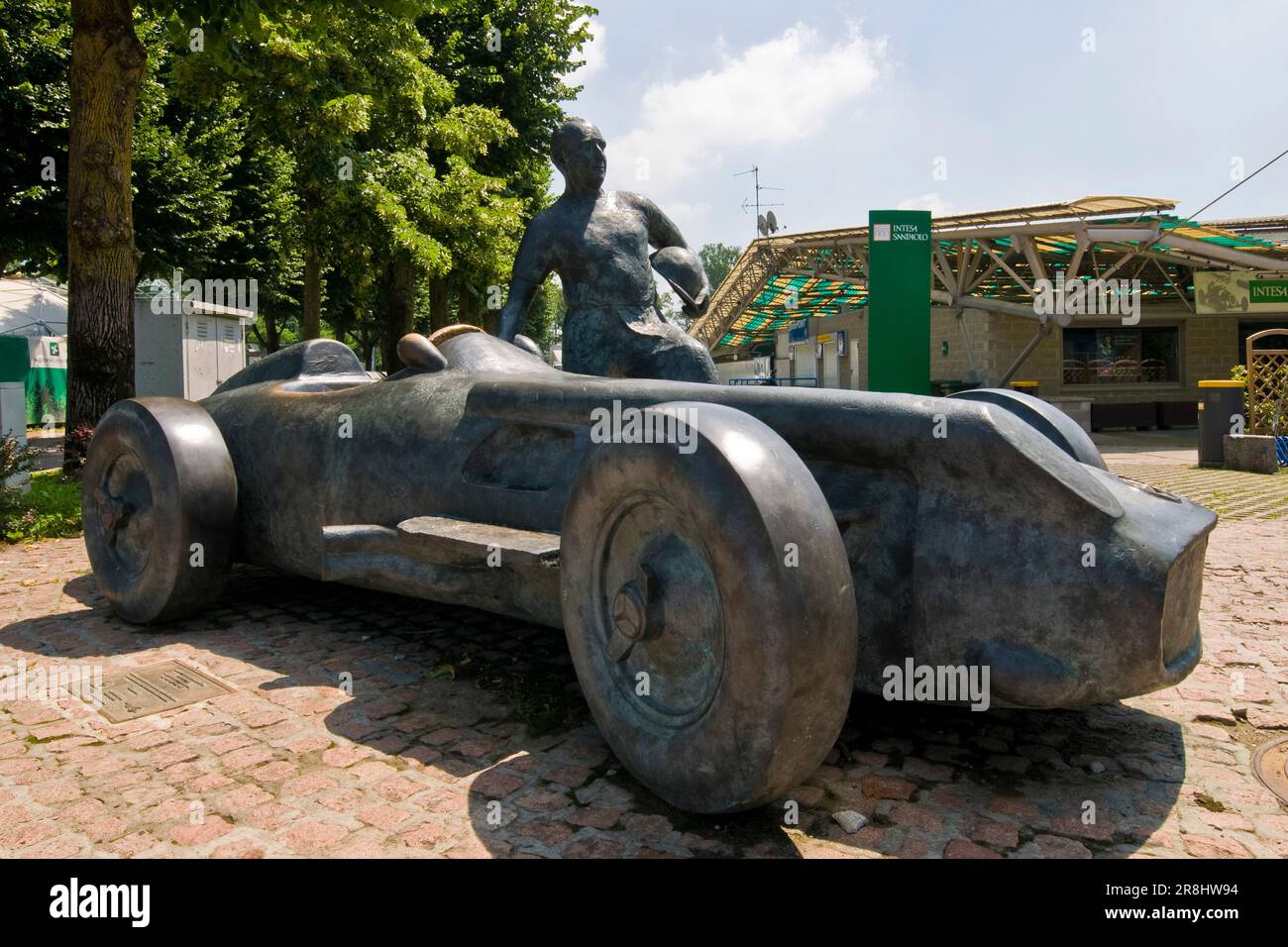 Kopie der Statue von Juan Manuel Fangio neben Mercedes-benz 196 W. das Werk von Joaquim Ros. Autodromo Nazionale Monza. Monza Park. Italien Stockfoto