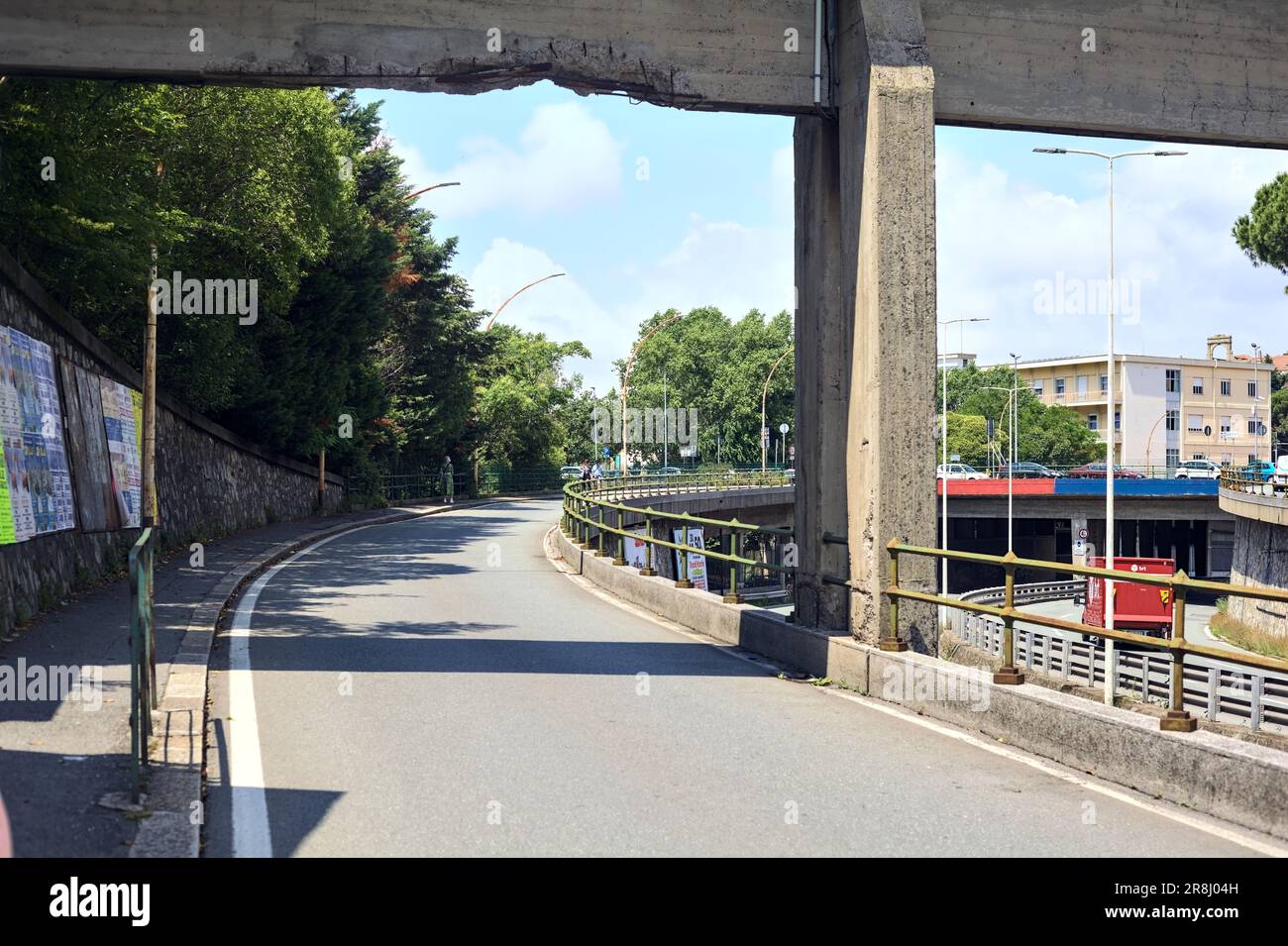 Erhöhte Straßen auf einer Autobahn mit einem Skywalk und Autos, die an einem bewölkten Tag in einer italienischen Stadt vorbeifahren Stockfoto