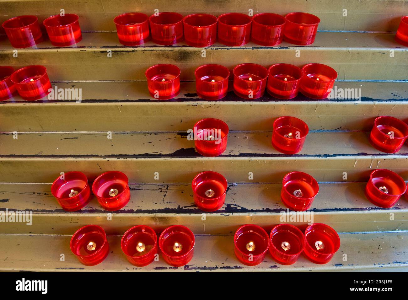 Kerzen. Der Schrein unserer Frau des Schnees. Santuario Della Madonna Delle Nevi. Adro. Franciacorta. Lombardei. Italien Stockfoto