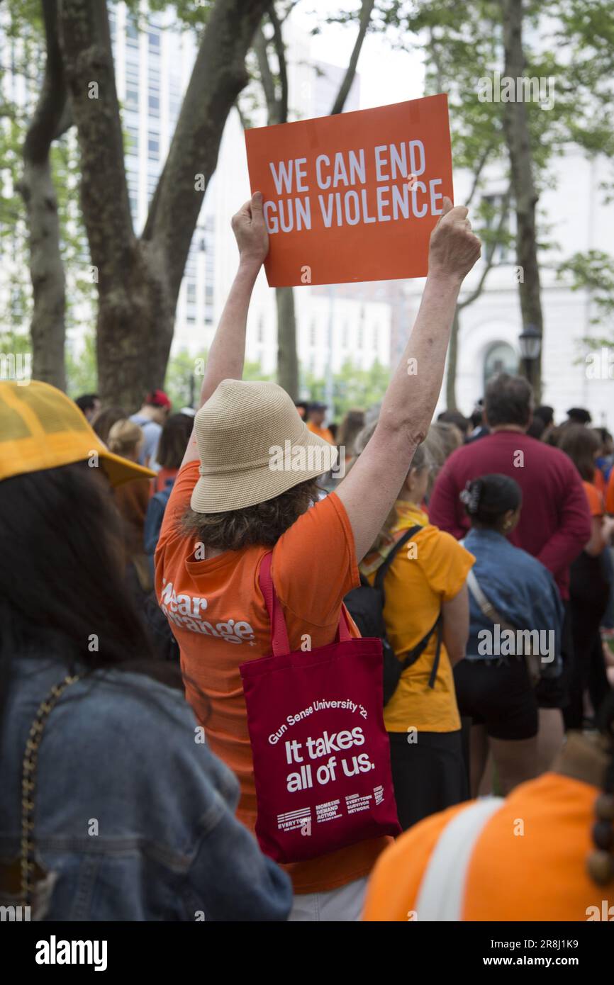 Von Küste zu Küste tauchten am 2. Bis 4. Juni 2023 Tausende Amerikaner in Orange auf, um Überlebende zu ehren und eine Gemeinschaft mit anderen aufzubauen, die sich für ein Ende der Waffengewalt einsetzen. Stockfoto