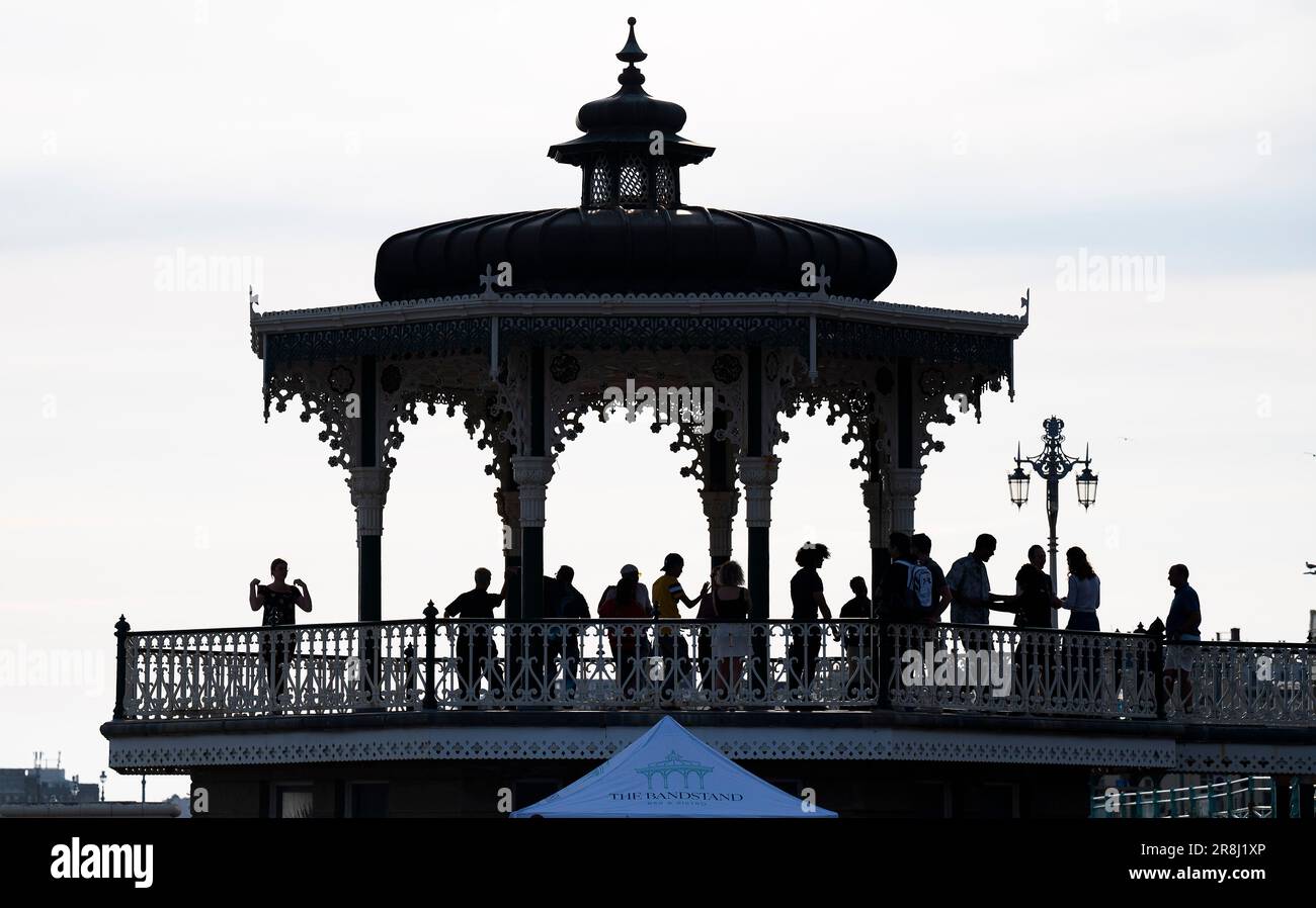 Brighton UK 21. Juni 2023 - Tänzer genießen heute Abend eine Sommersonnenwende auf dem Brighton Bandstand, wenn die Sonne am längsten Tag des Jahres untergeht : Credit Simon Dack / Alamy Live News Stockfoto