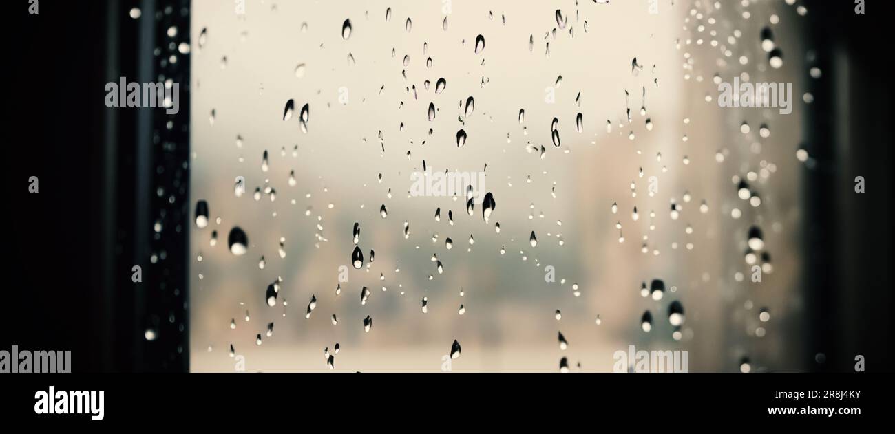 Ein Café mit Regenschauern und verschwommenem Stadtleben im Hintergrund. Regenzeit und verschwommene Menschen Stadtleben oder Bokeh-Nachtlichter draußen Stockfoto