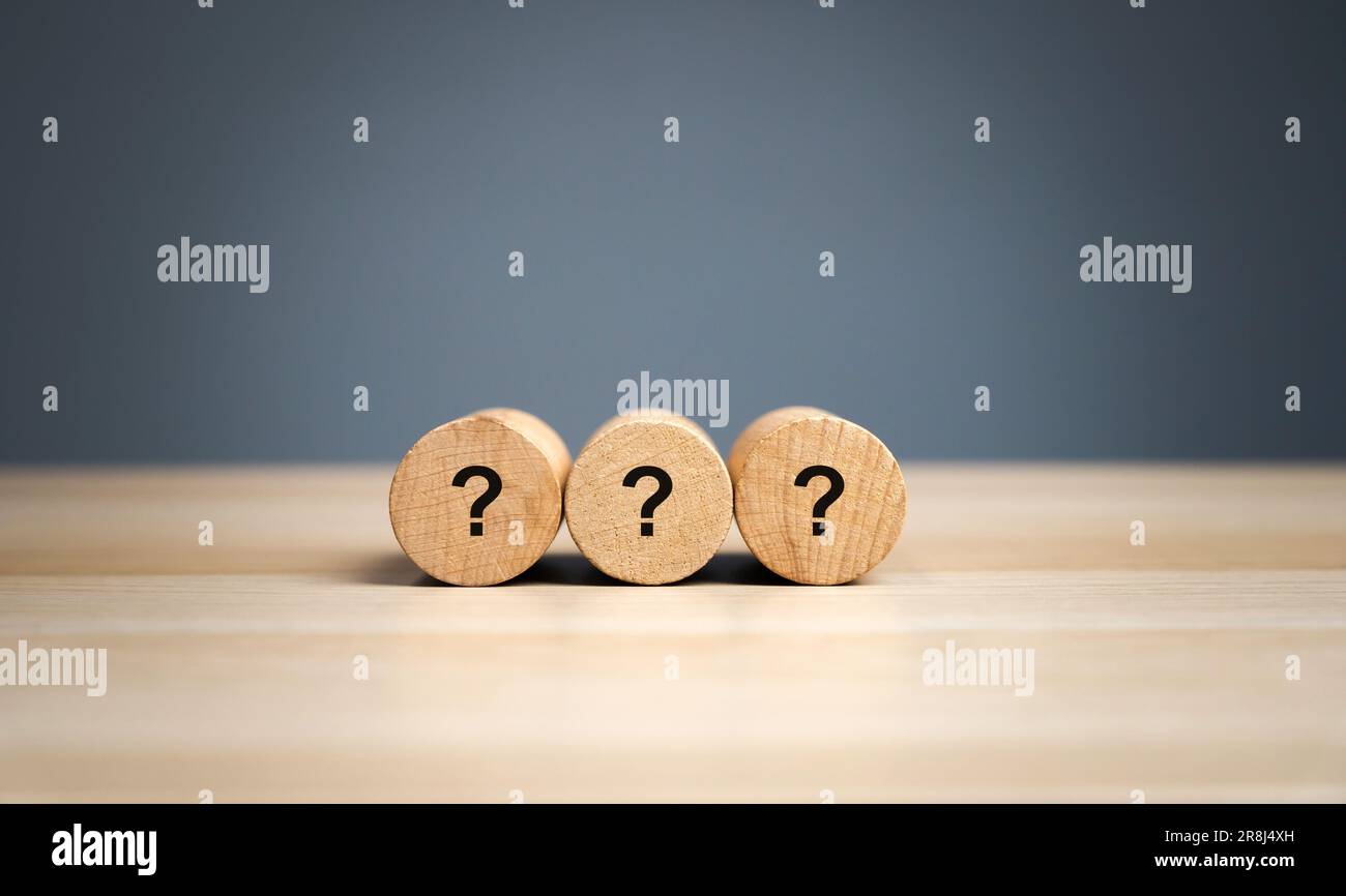 Holzblöcke mit Fragezeichen. Fragen stellen, nach der Wahrheit suchen. Rätsel, Untersuchung und Forschung. FAQ – Häufig gestellte Fragen Stockfoto