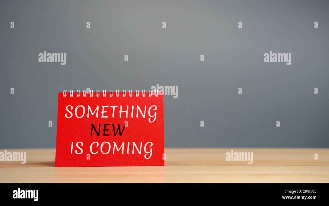 Beachten Sie, dass mit den Worten etwas Neues kommt. Es muss bald etwas geschehen. Demnächst verfügbar. Motivations- und Inspirationskonzept Stockfoto