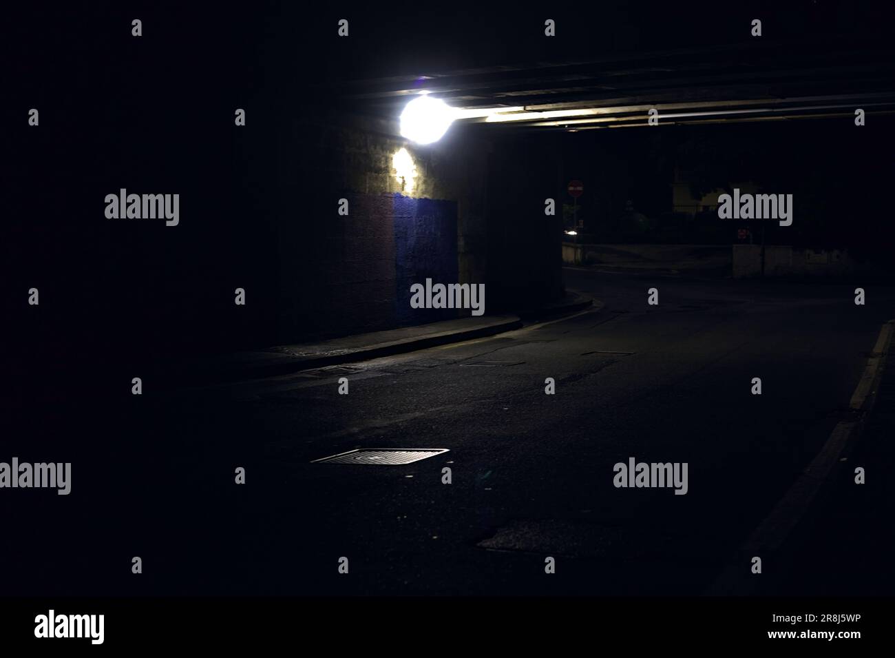 Unterführung und Gehweg in einer italienischen Stadt bei Nacht Stockfoto