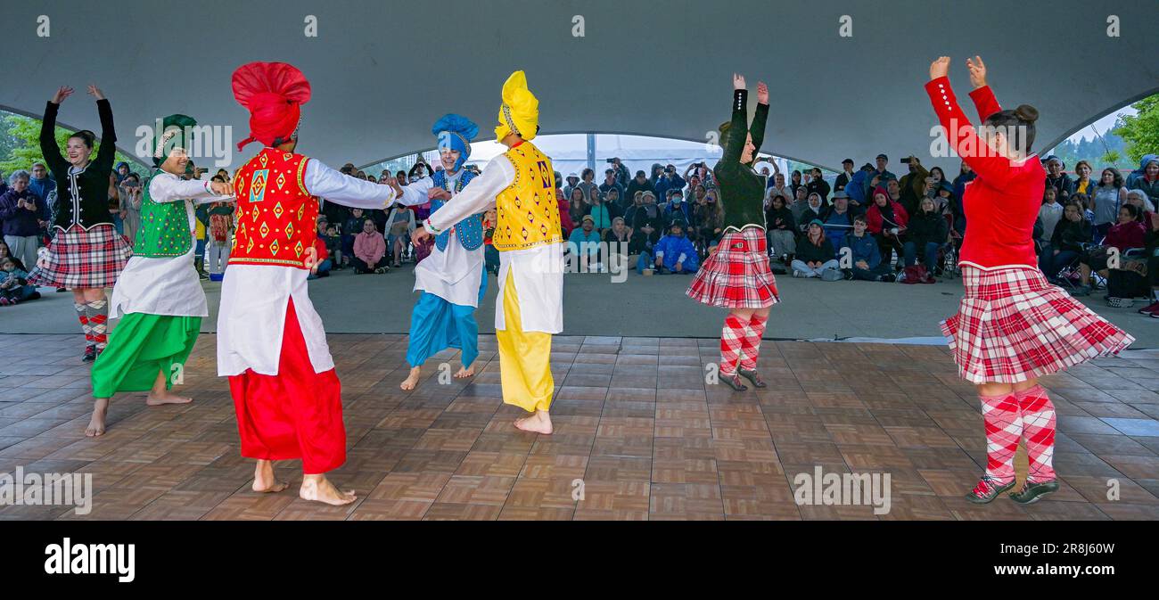 Dance Fusion Zusammenarbeit mit Highland und Punjabi Bhangra Tänzern, Scotfest, Town Centre Park, Coquitlam, British Columbia, Kanada, Stockfoto